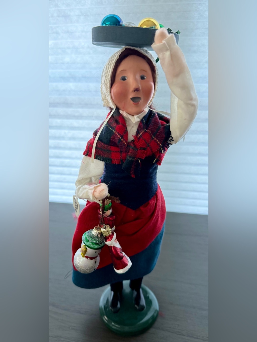 Byers’ Choice 2004 Ornament Seller Caroler Retired w/ Hang Tag